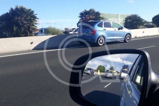 Tres vehículos implicados en una colisión por alcance en la GC-1, a la altura del aeropuerto (Foto TA)